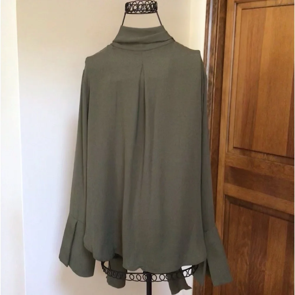 Carmen Marc Valvo Green Tie neck shirt, Large, New - Picture 3 of 9